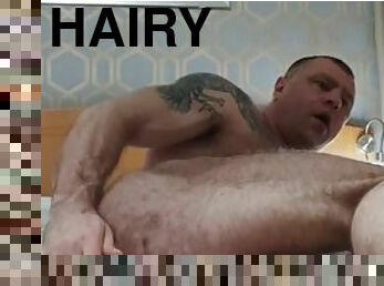 Hairy bodybuilder has fun by sticking another dick in his ass