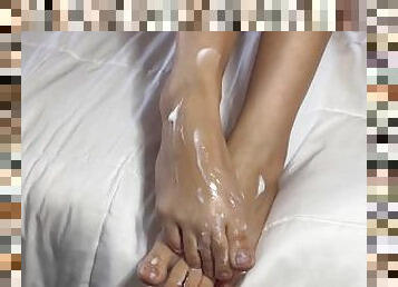 Massaging her delicate feet, do you want to see my big ass bounce on top of a big penis…?