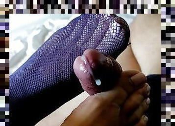 Mia moglie mi regala un orgasmo rovinato con i suoi divini piedi