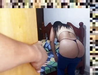 Hermosa Madrastra Probandece su Nuevo Pantaln Jeans le Queda Apretado por su Gran Culo