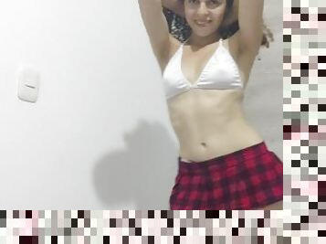 Linda colegiala se masturba para su profesor