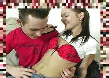 chatte-pussy, fellation, ados, couple, sur-le-visage, chevauchement, jeans, brunette, soutien-gorge, bite