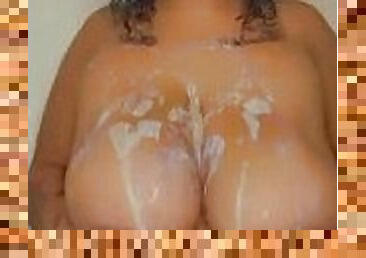 Lightskin Bbw shows off her Huge Natural Tities Covered in Wax twitter @melonmamass