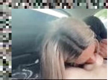 Slutty Shemale gives blowjob in car DK ????????