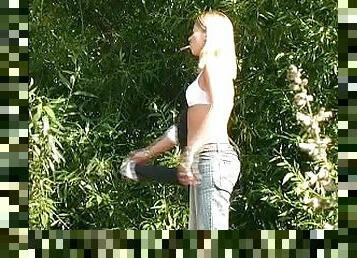 en-plein-air, pisser, russe, ados, cam, voyeur, salope, sale, blonde, fumer