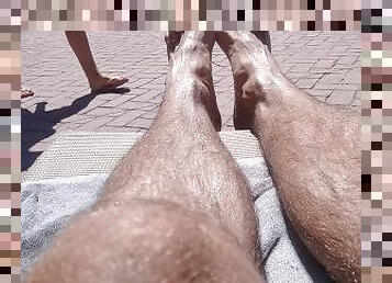 Jovencito te Ensea Sus Pies y Sus Piernas Peludas en la Piscina Pblica ????