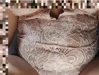Babe se masturba sobre su ropa de encaje y luego te muestra su vagina por dentro