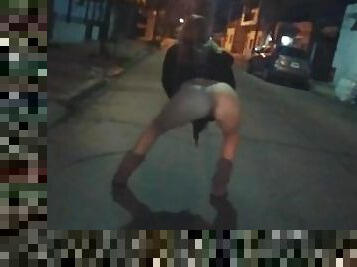 sexo en pblico arriesgado en la calle exhibiendose desnuda follando al aire libre
