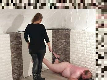 amateur, allemand, bdsm, esclave, femme-habillée-mec-nu, fétiche, bondage, maîtresse, femme-dominatrice, fessée