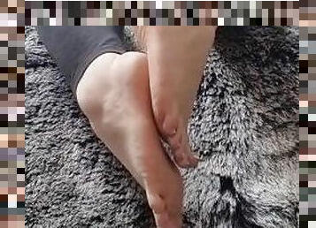 masturbation, milf, belle-femme-ronde, pieds, secousses, fétiche, solo, branlette-avec-les-pieds