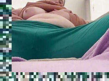 gros-nichons, masturbation, amateur, jouet, belle-femme-ronde, joufflue, britannique, seins, solo, blanc