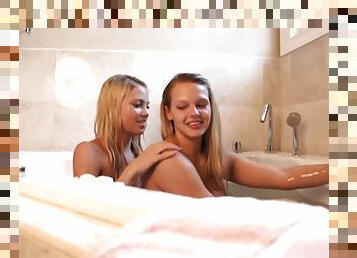 Lil kelly goes lesbo making out in the tub