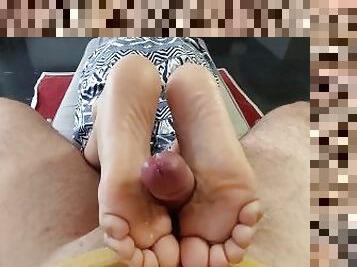 POV Chica gamer me hace paja con los pies y me corro en ellos