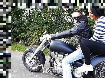 Deutsches Mädchen wird von Motorradfahrer gefickt und bekommt Creampie