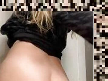 Hot blonde white girl shakes ass in bathroom (rest of video on OF @haleycakes